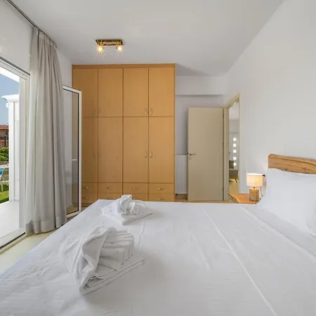 Villa Yiayia Relaxing By The Sea And Heated Pool